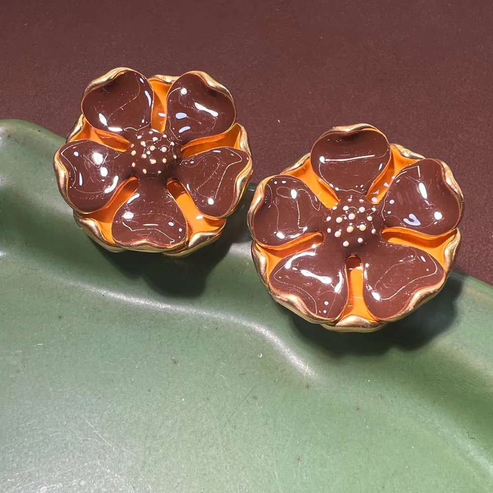 Angola red enamel flower vintage French high-end sense versatile exquisite autumn and winter old money wind stud earrings wholes