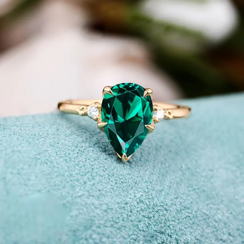 

Water droplet shaped emerald zircon ring, light luxury, high-end, niche holiday gift, handmade accessory