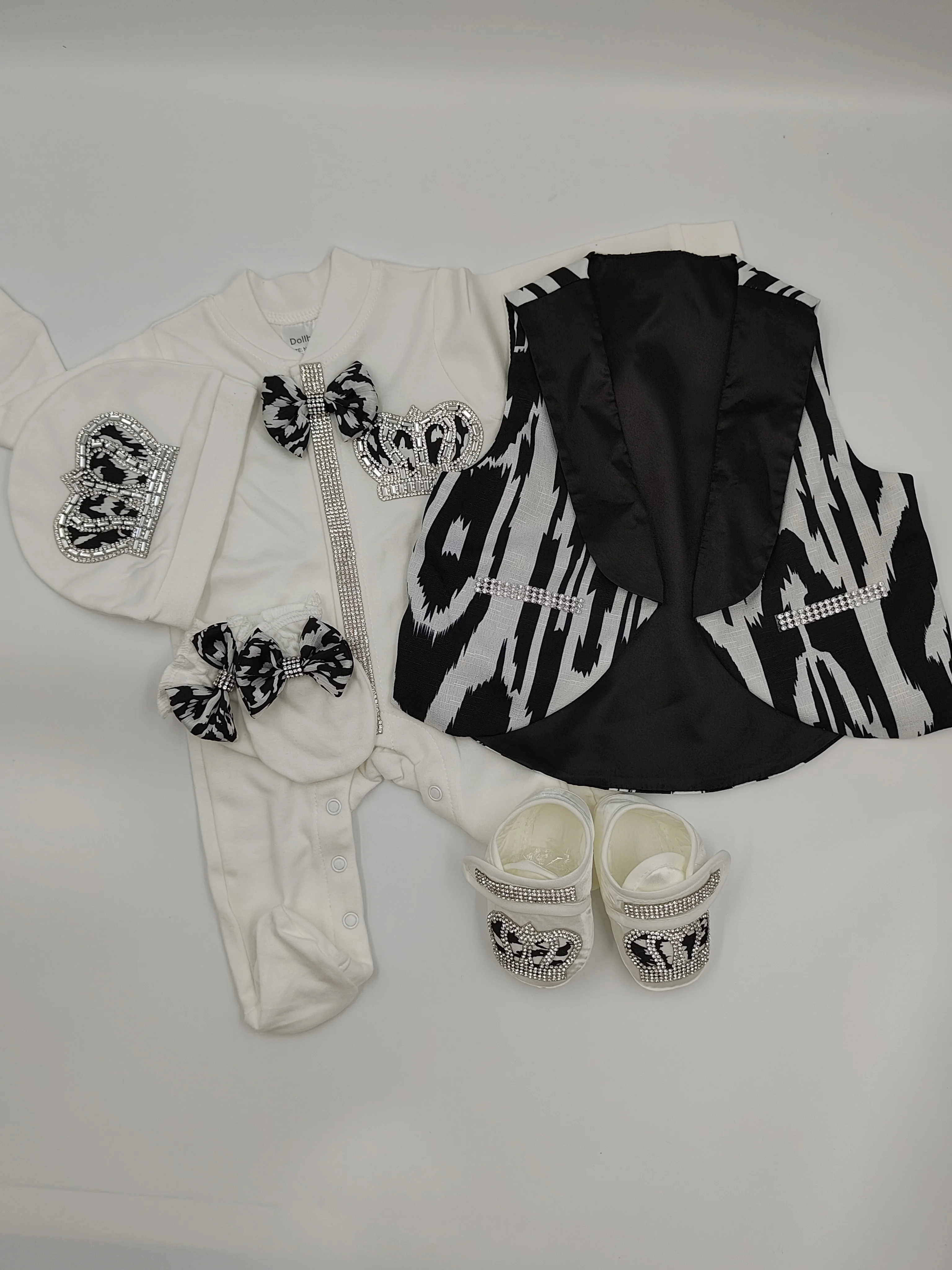 Dollbling Black-White 5-Piece Set For 0-3-Month Baby – Crown, Bow Accents,Bodysuit Pajamas Layette for Photo Show Holiday Gift