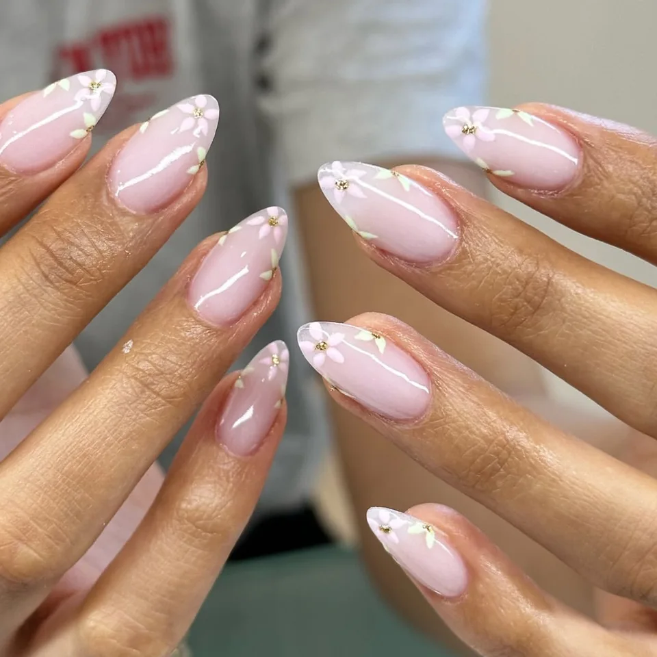 Uñas falsas de color nude con pequeñas flores, estilo ins simple, uñas postizas desmontables con pegamento 4