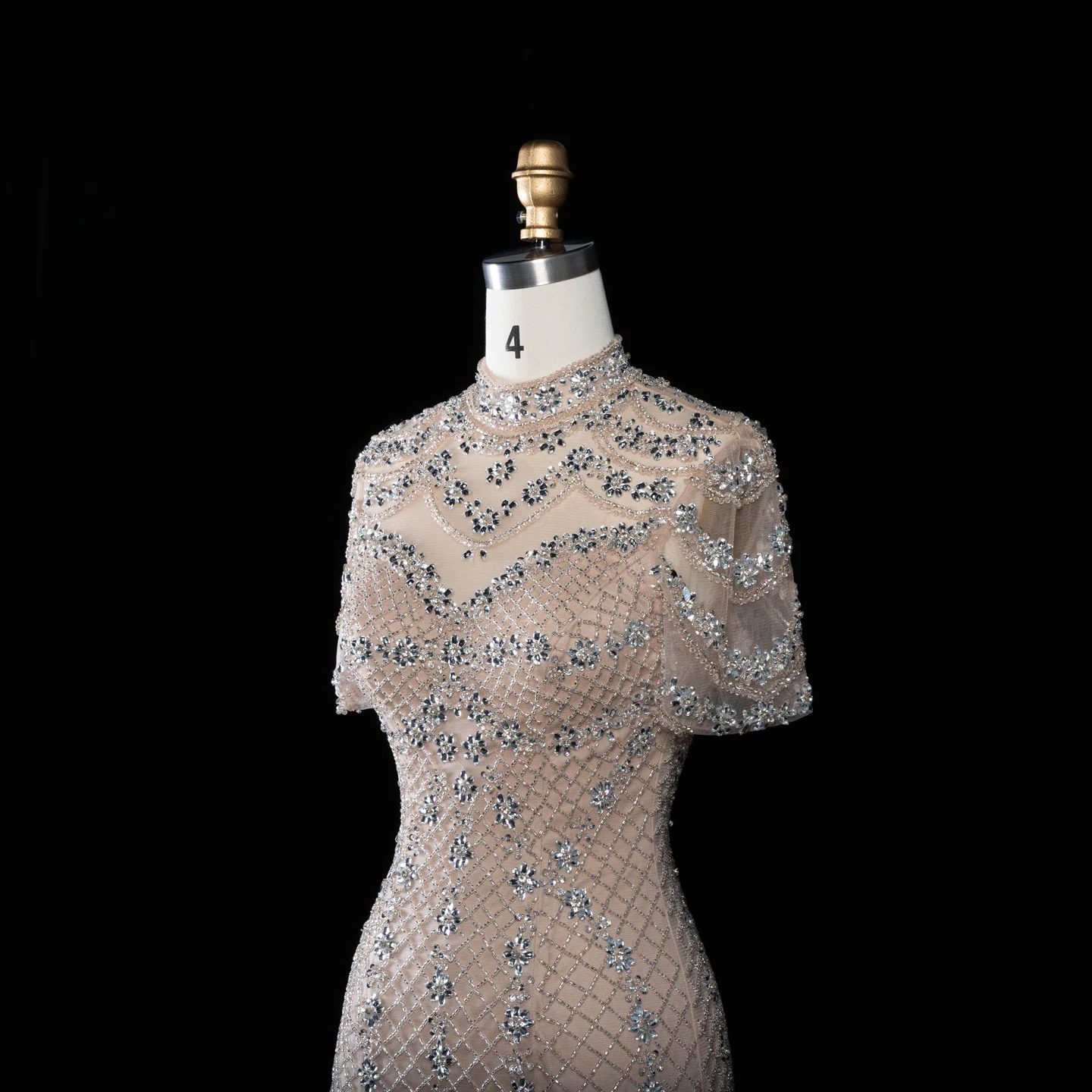 Sharon Said Abendkleid mit hohem Kragen in Champagnerfarbe, kurzen transparenten Ärmeln, Gittermuster, Strass, Meerjungfrauen-Schnitt, formelles Anlasskleid, Partykleid SS185, maßgeschneidert. – Detail 8