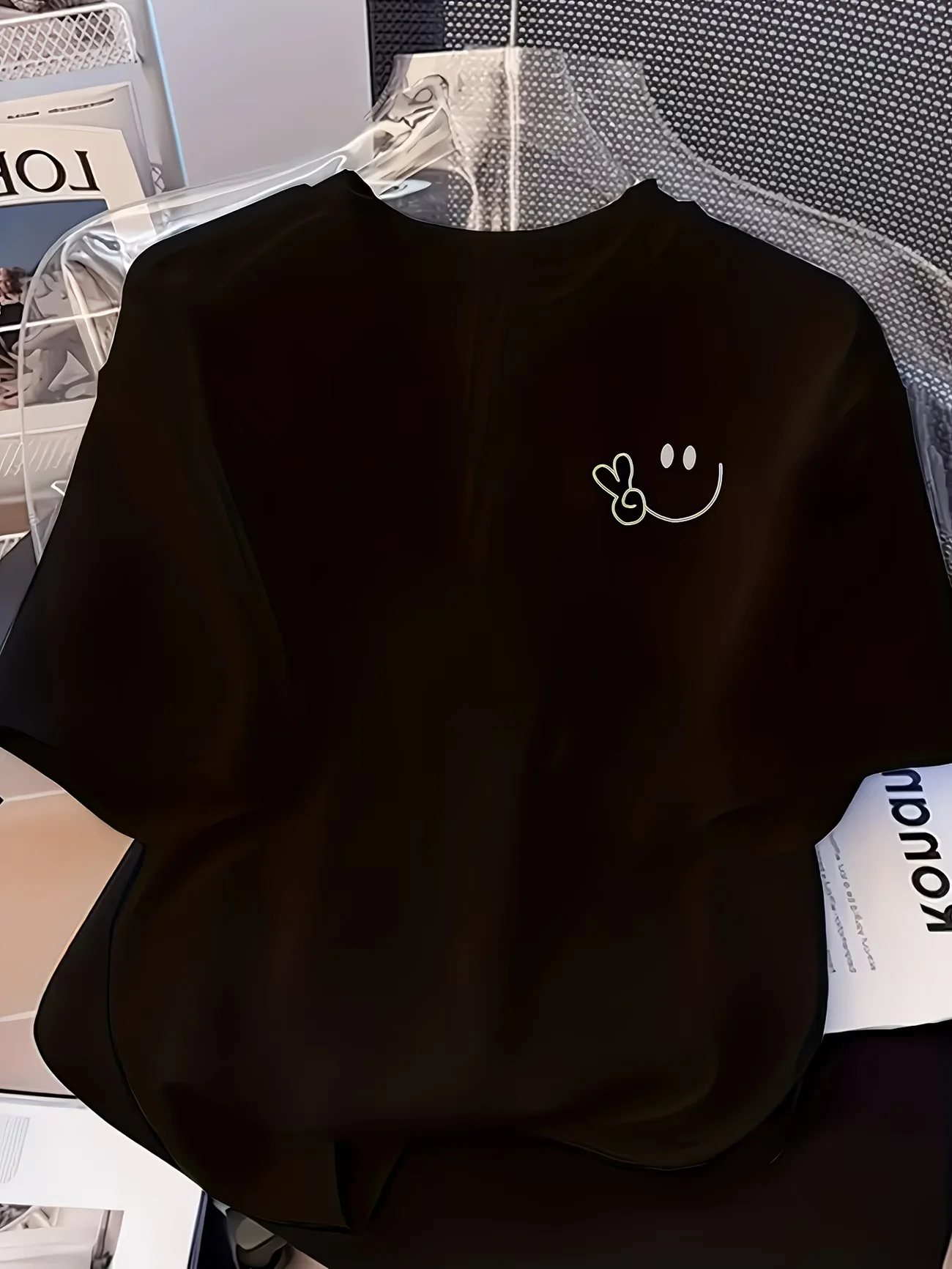 Camiseta Negra Ajustada de Talla Grande con Estampado de Signo de Paz y Cara Sonriente, Estilo Chica Sexy, Hombros Regulares, Manga Corta Sexy que Ajusta a la Cintura