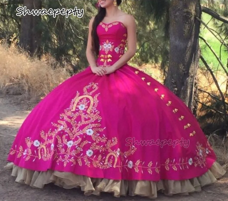 เย็บปักถักร้อยทองเม็กซิกัน Charro Quinceanera Ball Gown Fuchsia วันเกิดหวาน 16 ชุด Sweetheart Strapless ที่กําหนดเอง