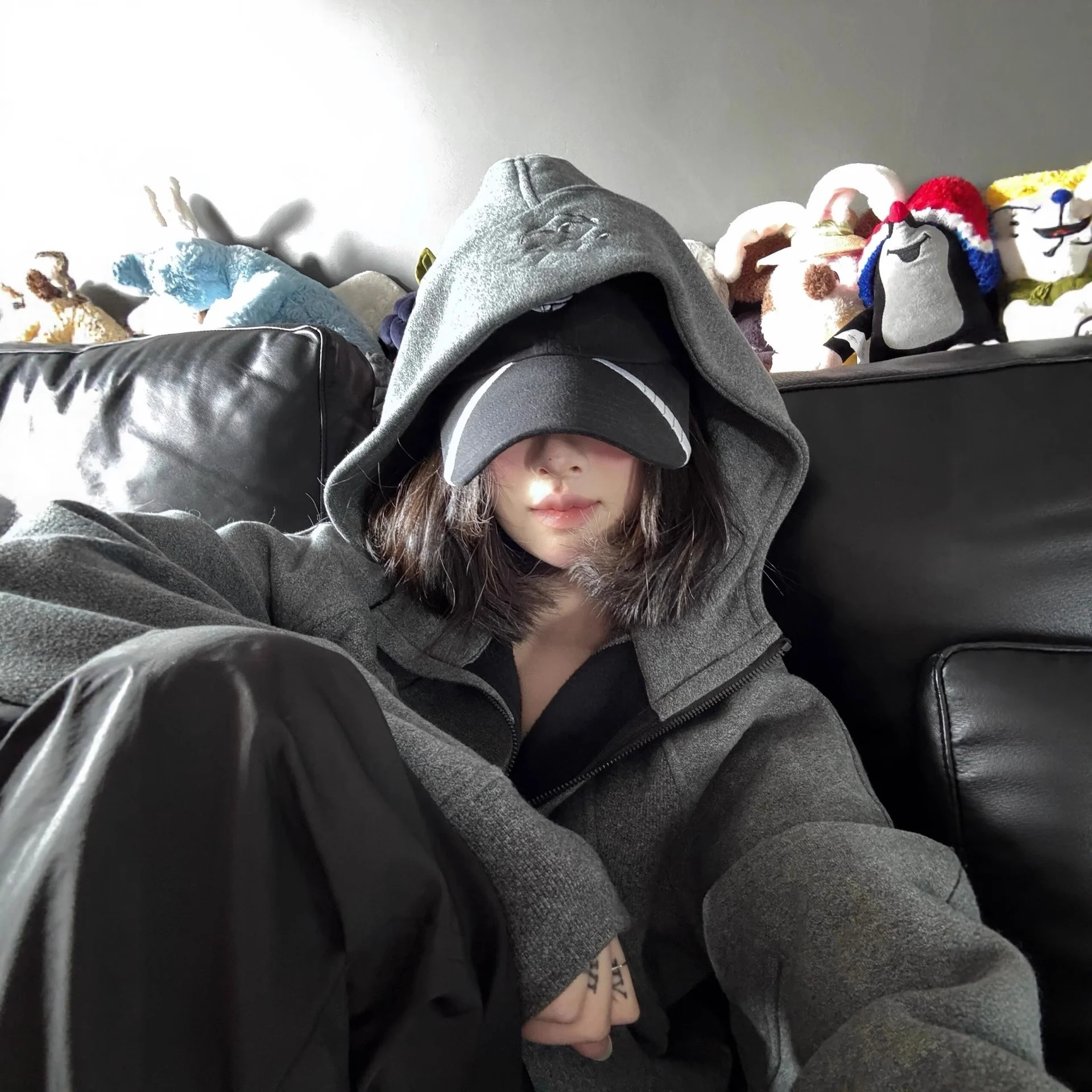 سترة لولو بقصة ضيقة بشعار كلاسيكي أسود ورمادي وأكمام طويلة للنساء، نمط كاجوال، سحاب للإغلاق، مزيج من القطن