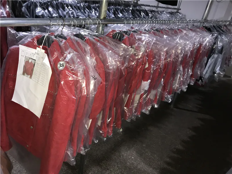 Modello in denim con rivetti, modello da donna in pelle di pecora opaca importata dall'Italia