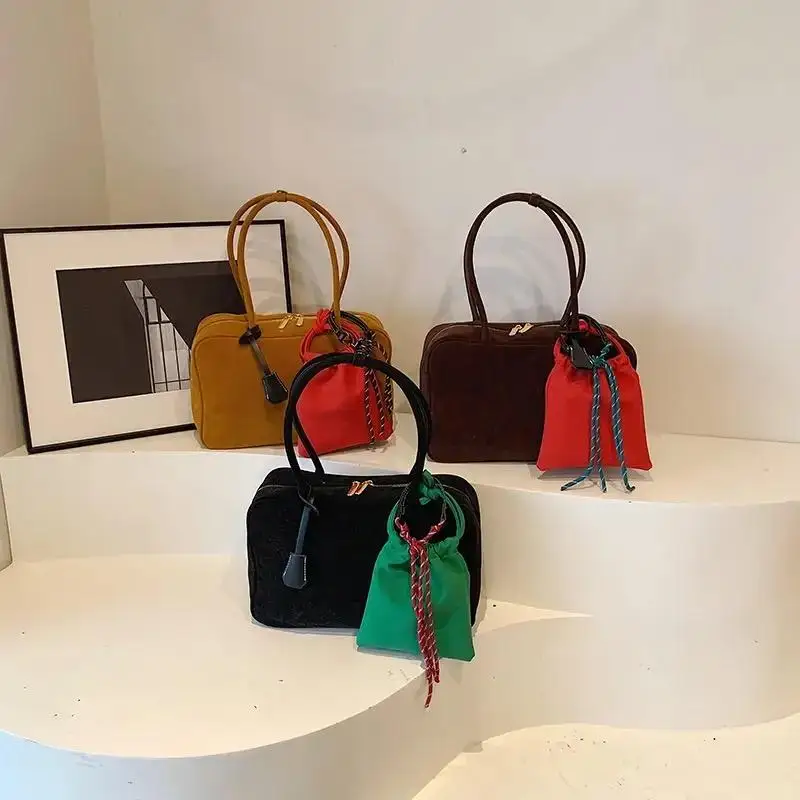 2 Stück einfarbige Herbst/Winter Faux Wildleder Einkaufstasche Vintage Boston Frauen Umhängetaschen große Kapazität Dame Handtaschen mit Anhänger
