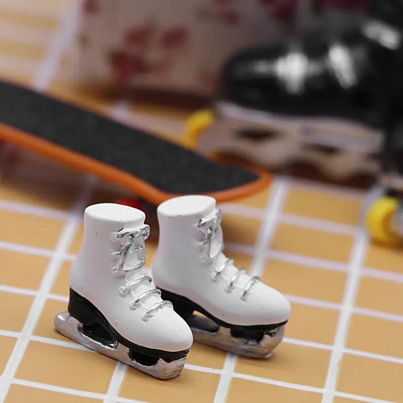 Doll Roller Skates Realistic White Ice Skates Resin Doll Skating Shoes Miniature 1:12 Scale Accessory Roller Shoes Winter Sports