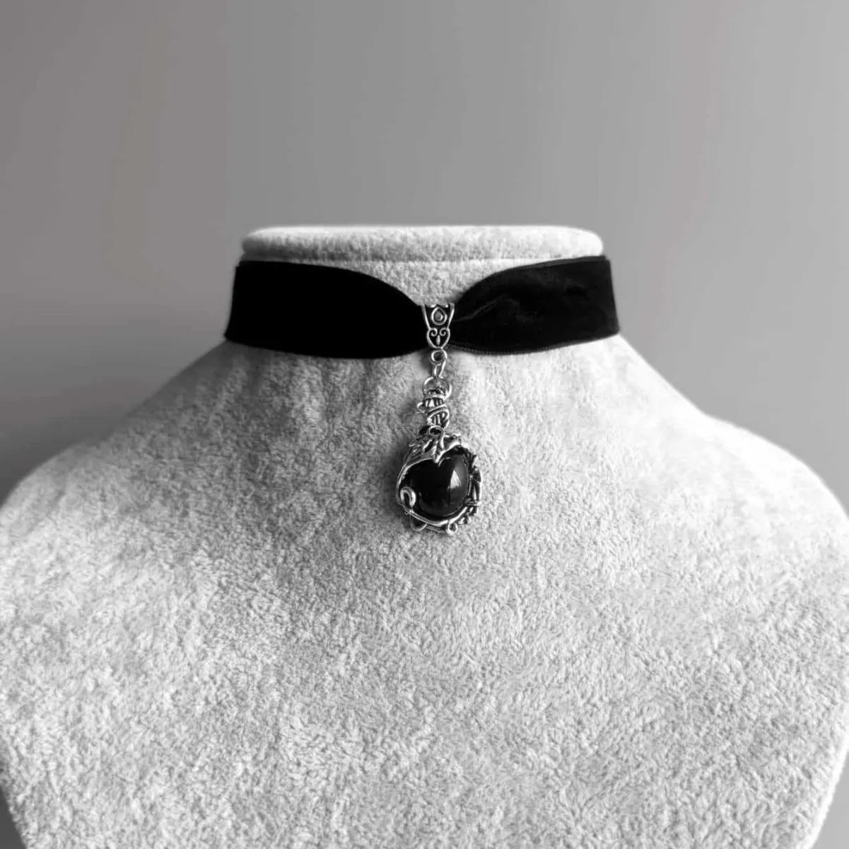 Women's Blood Drop Velvet Choker Gothic Magic Leaf Necklace Black Velvet Vintage Pagan Witch Accessory with Moonstone