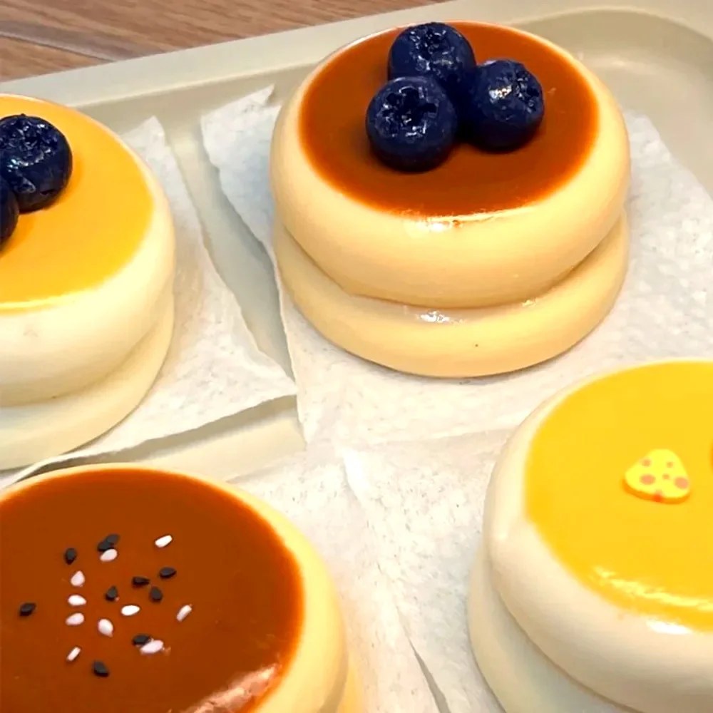 Juguete Blandito de Mochi Soufflé de Fresa y Arándano TABA, Juguete Sensorial Antiestrés de Dopamina, Adorno de Escritorio para Aliviar el Estrés, Regalo de Cumpleaños para Niños y Adultos