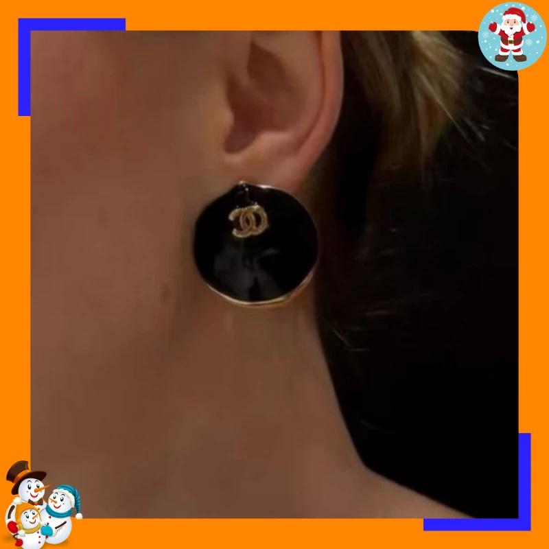 Gentle and Moving~ High-end Fan-shaped Shell Earrings New Year's New Stud Earrings, Simple Temperament, Small Fragrant Earrings