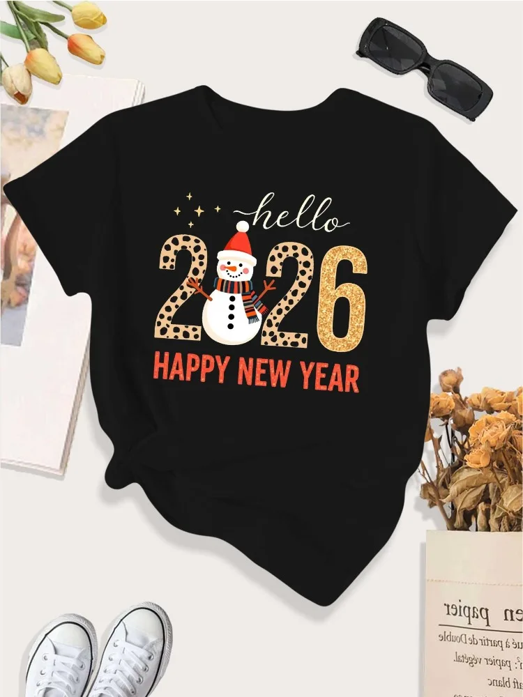 

С Новым годом 2026! Женская футболка со снеговиком, повседневная одежда с круглым вырезом, летняя одежда со снеговиком и цифровым принтом 2026, праздничная одежда для вечеринок