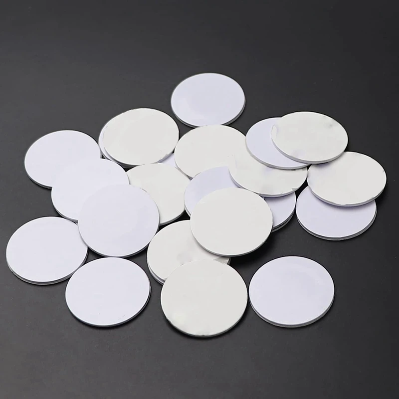 50 buah kartu koin NFC Tag Ntag215, kosong dapat ditulis ulang PVC NFC 215 Tag bulat 25Mm / 1 inci