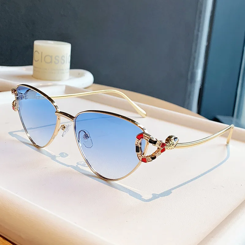 Oculos-de-sol-femininos-olho-de-gato-dourados-2026-com-adorno-de-cabeca-de-cobra-lentes-gradientes-e-protecao-uv400-para-uso-casual-e-diario