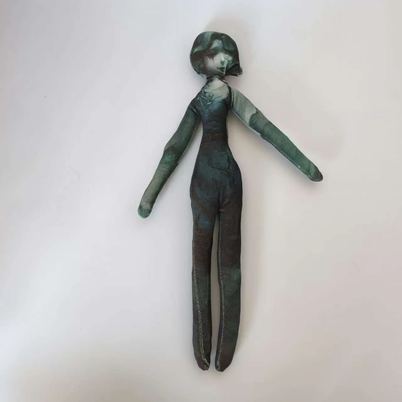 흰색 테두리가 없는 다섯 번째 성격의 새로운 어부 코스프레 추상 그림, 손과 발에 철사 골격 인형이 있는 그림