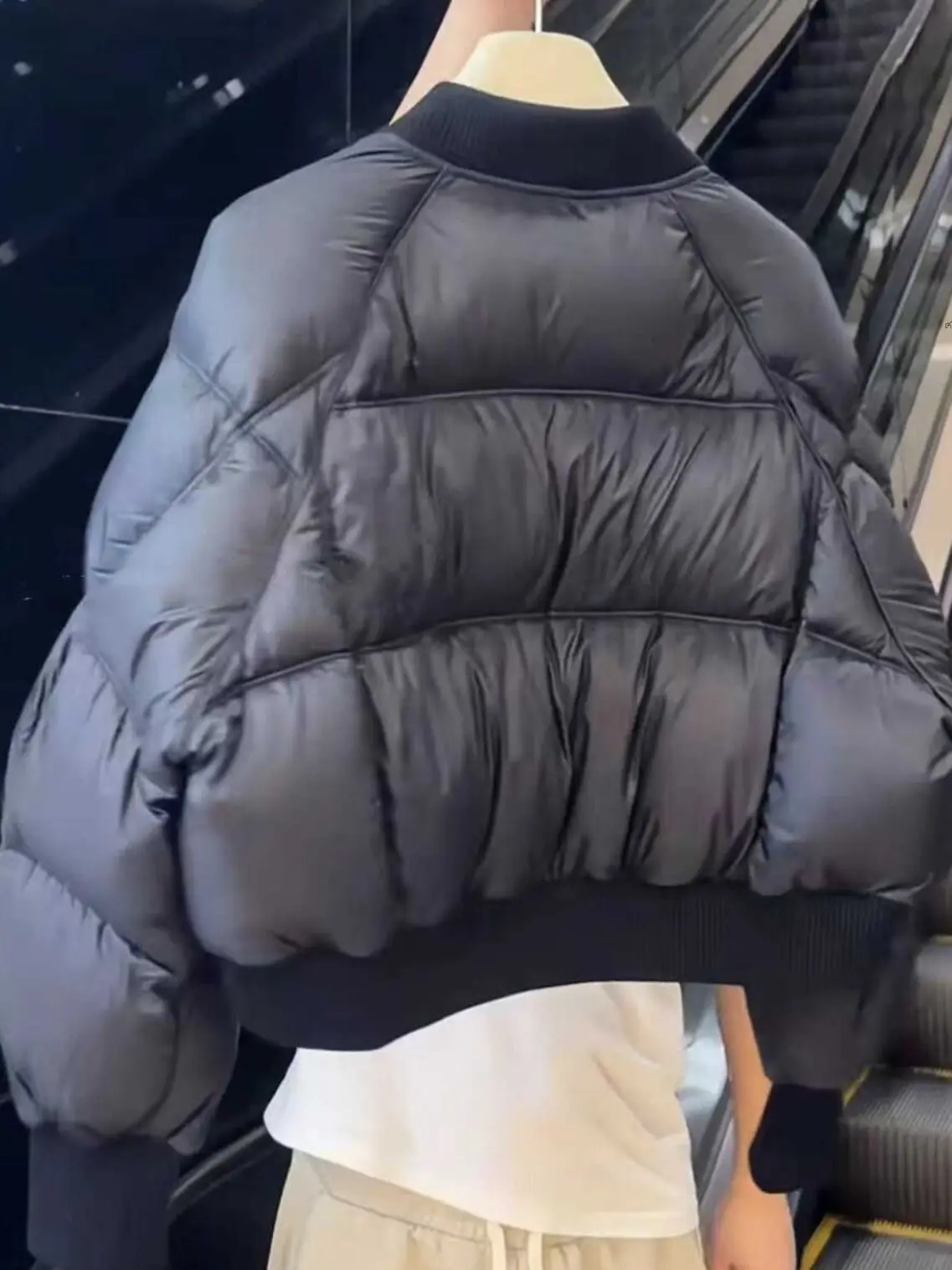 سترة قطنية جديدة لخريف وشتاء 2025 للنساء بياقة بيسبول قصيرة وسترة منتفخة دافئة سميكة