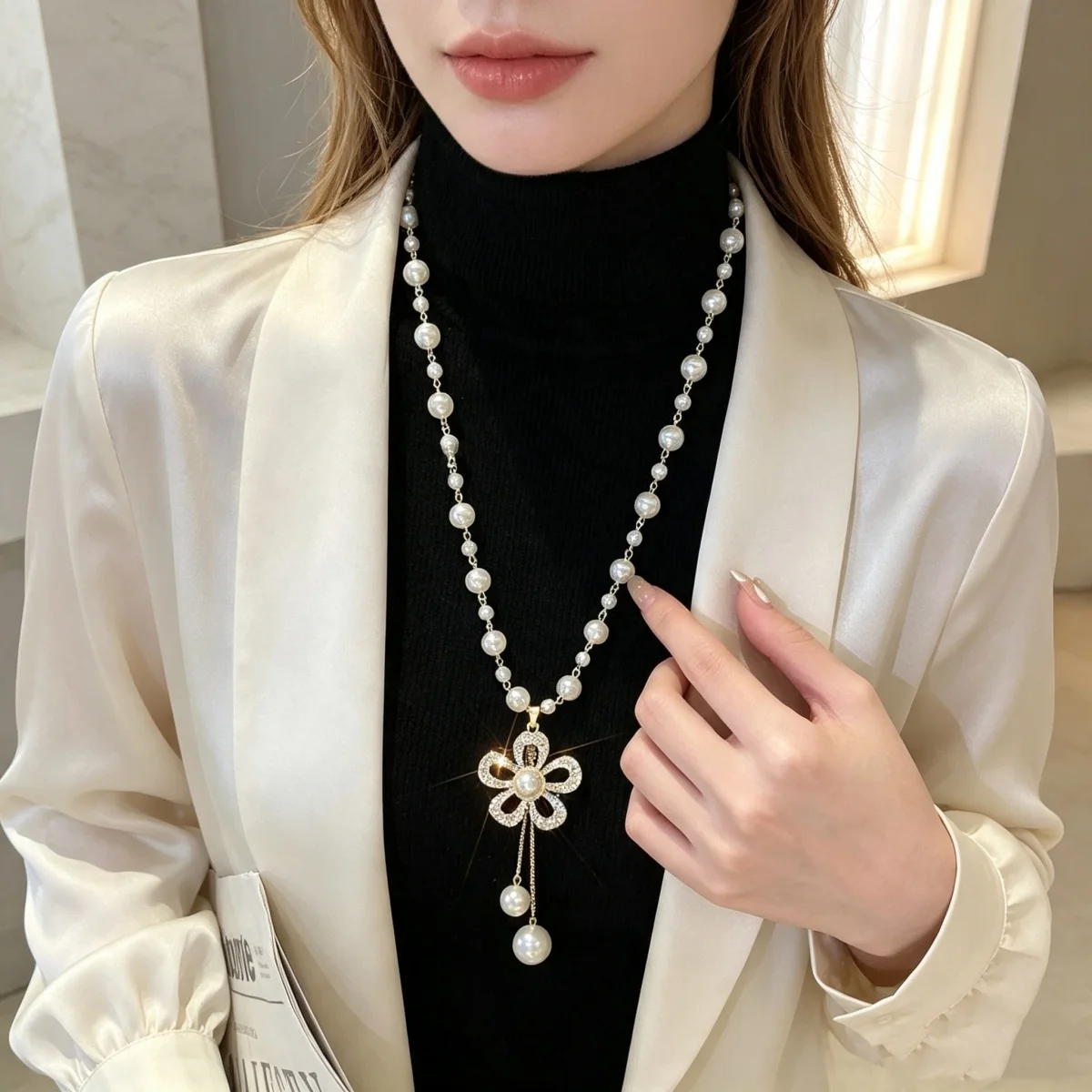 Elegante französische Strass-Perlenblumen-Halskette mit langer Kette für Damen und Herren, zarte florale Quasten-Choker-Schmuckstücke – Detail 11