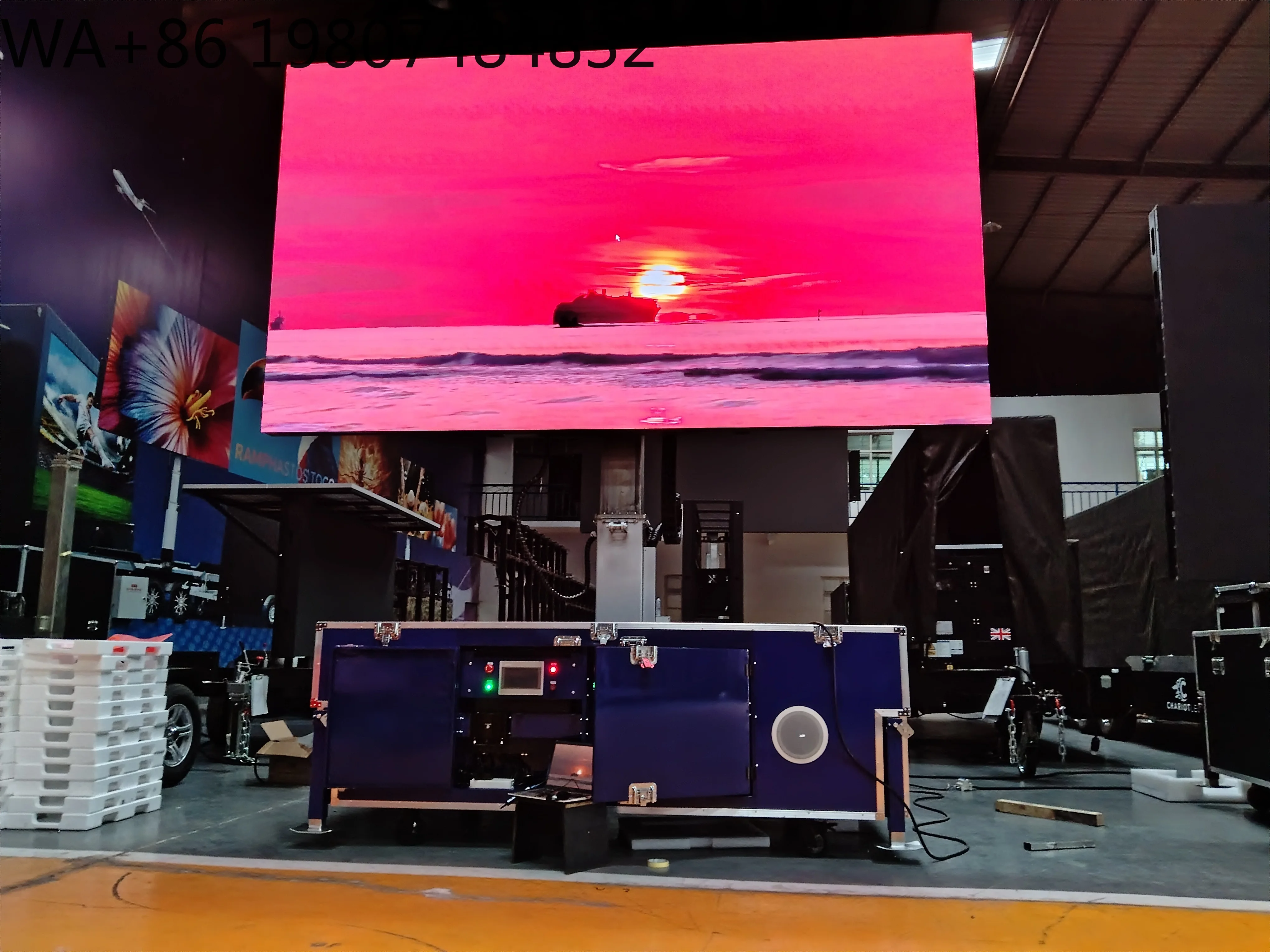 P5 Pixel Pitch IP65 Hydraulic Lifting Full Color LED Screen, Portable Folding Indoor/Outdoor Advertising Billboard