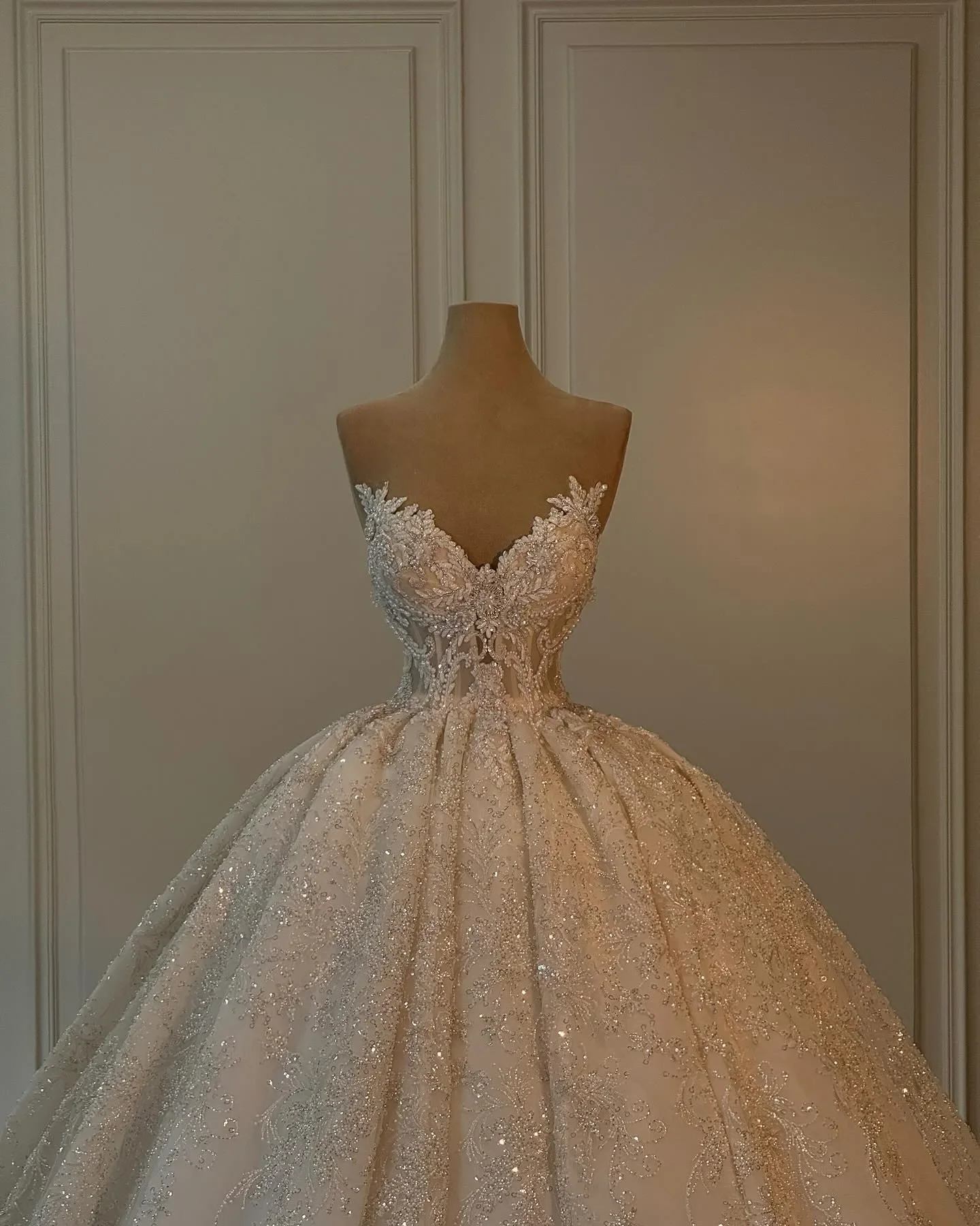 カスタマイズされたクリスタルプリンセスボールガウンのウェディングドレスノースリーブ恋人ブライダルドレススパンコール真珠ビーズ Vestido デ ノビア