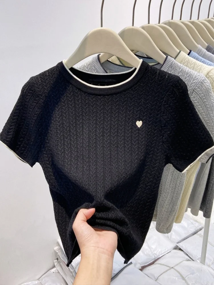 قميص نسائي صيفي جديد بأكمام قصيرة محبوك مع تطريز، قميص قصير أساسي للارتداء الداخلي، تصميم عصري ضيق برقبة مستديرة