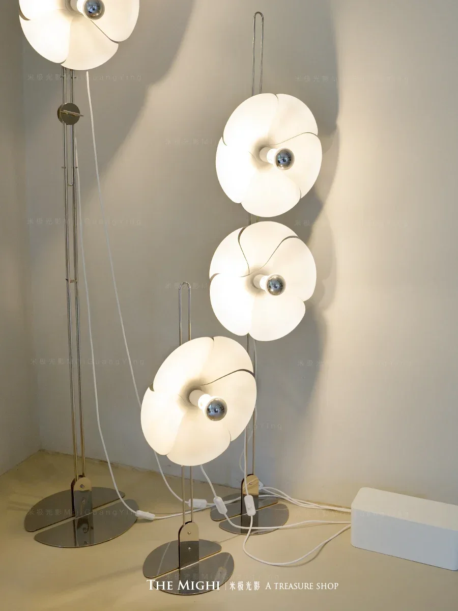 Creative Rotational Foldable Petal Floor Lamp Living Room Sofa Side Flower Lamp