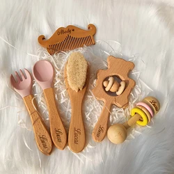 Nome personalizzato sonaglio in legno cucchiaio in Silicone forchetta Set sonaglio giocattolo sensoriale personalizzato spazzola per capelli neonato Set regalo per bambini