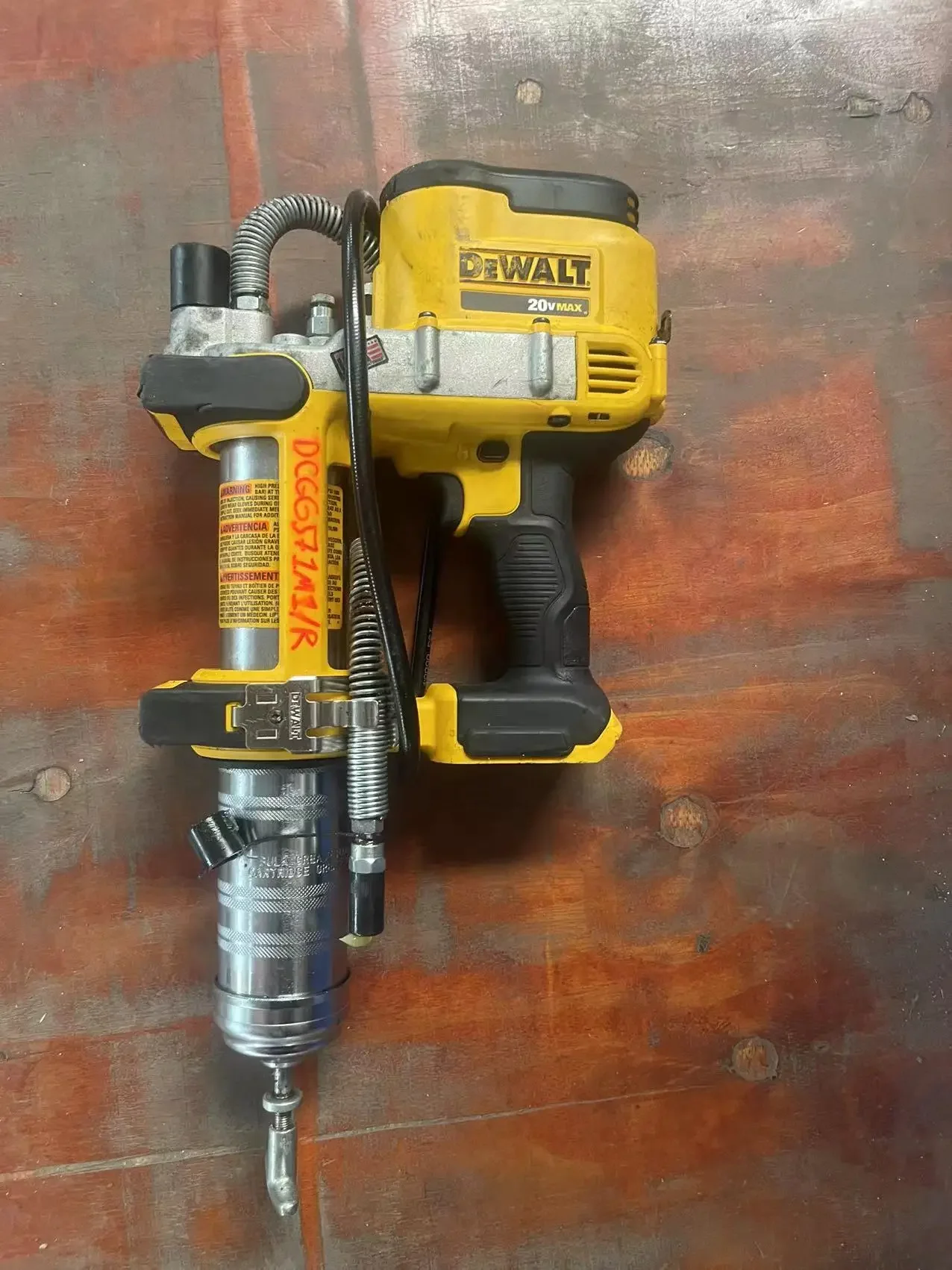 

USED DEWALT DCGG571 20V MAX Li-Ion Grease Gun (Tool Only) SECOND HAND