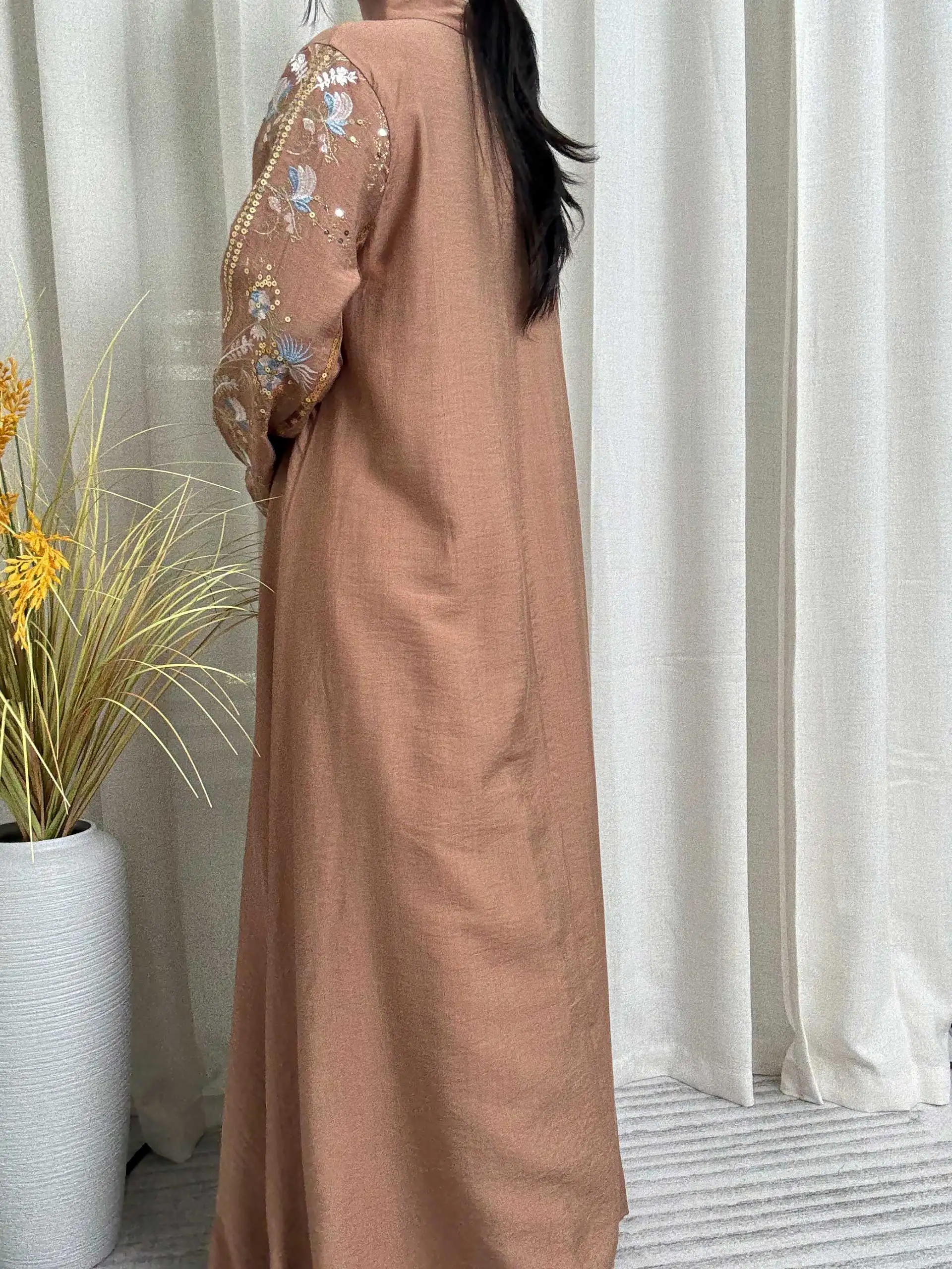 Kawa, muzułmańska abaja z stójką, dekoltem w serek, wykwintnym niebiesko-białym haftem kwiatowym i złotymi akcentami, idealna na spotkania podczas Ramadana.