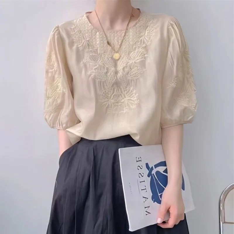 

2023 New Summer Exquisite Heavy Industry Embroidery Simple Round Neck Retro Bubble Sleeves Advanced Loose Casual Commuter Shirt