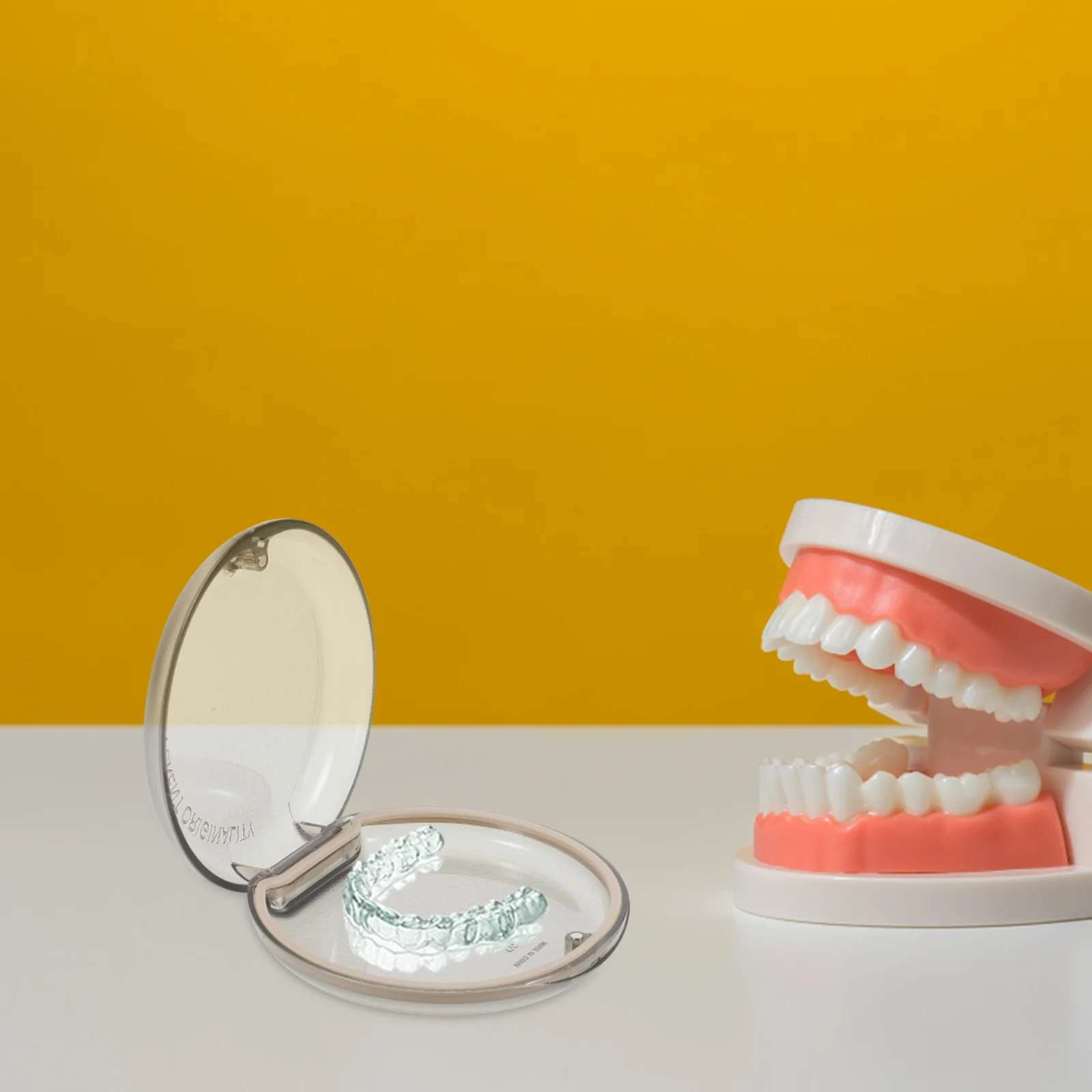 

Compact Denture Box Retainer Case Portable Lightweight Scratch Proof Breathable Holder Travel Denture Container