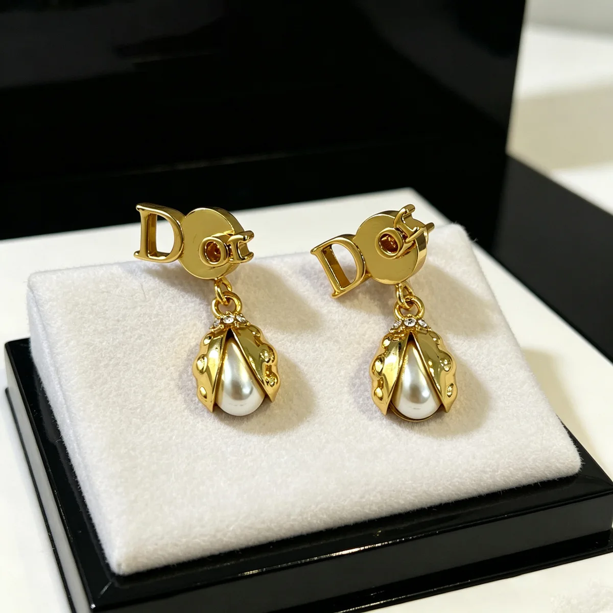 Pig Nose New Style Flowing Pearl and Crystal Earrings - Luxurious Pearl Multi-Functional Earrings