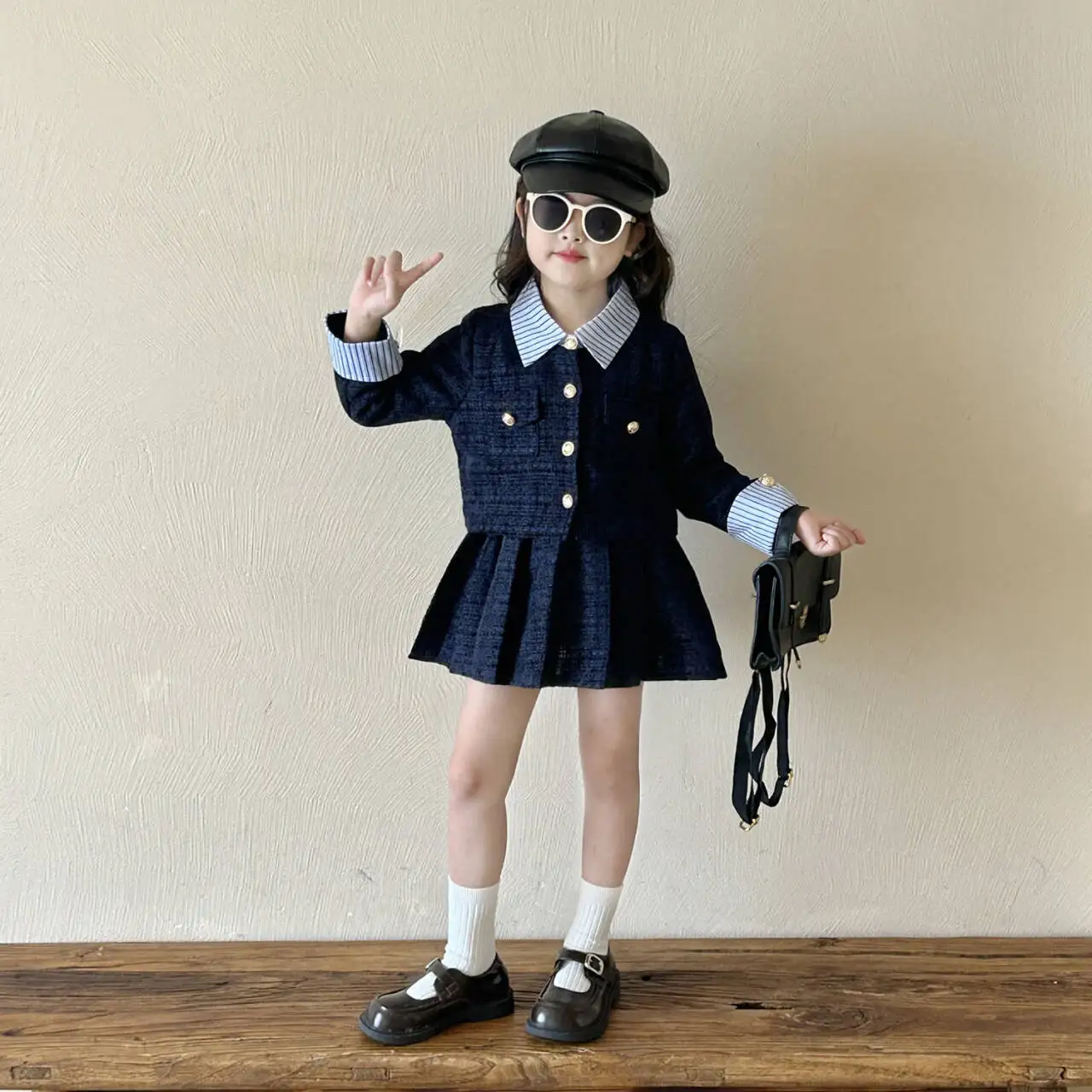 

Комплект из двух предметов для девочек, осень 2023, новинка, корейская версия, куртка в студенческом стиле для маленьких девочек, комплект плиссированной короткой юбки