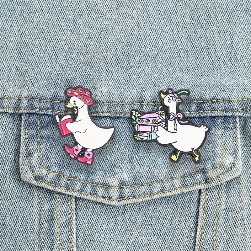 Bookish Goose Emaille-Anstecknadeln, Cartoon-Stil, niedliche Kawaii-Leseenten-Broschen, Abzeichen, florales Cowboy-Buchwurm-Schmuckgeschenk für Freunde