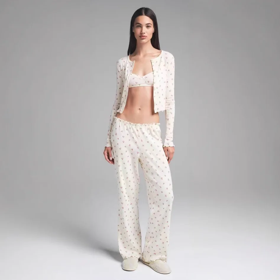 

Kardaian сексуальный логотип Polette Vntine's Day, полый хлопковый комплект с цветочным принтом, женская верхняя одежда, сезон весны 2025 г.