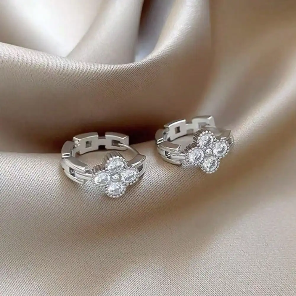 

A Pair of Four-leaf Clover Zircon Chain Earrings, A Luxurious and Sophisticated Niche Earring, A Popular and Unique Style.