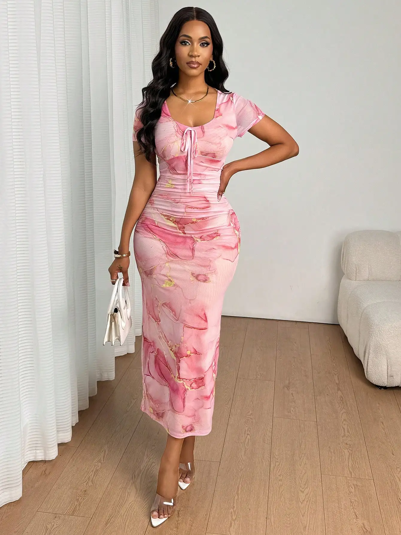 Abito midi arricciato con stampa marmo rosa, maniche corte e scollo quadrato per feste eleganti, ufficio, invitati a matrimoni