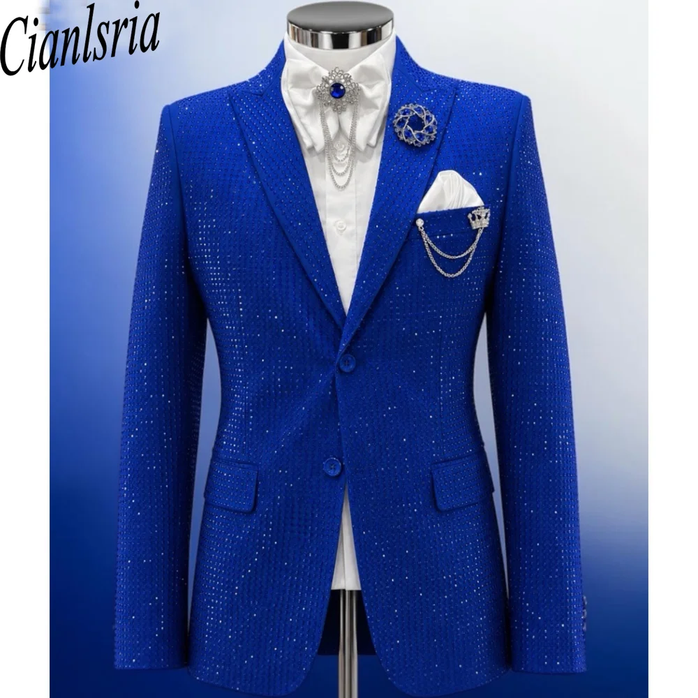 Traje de esmoquin azul real brillante para hombre con chaqueta de un botón, pajarita blanca, broche y cadena de corona, ideal para fiestas formales.