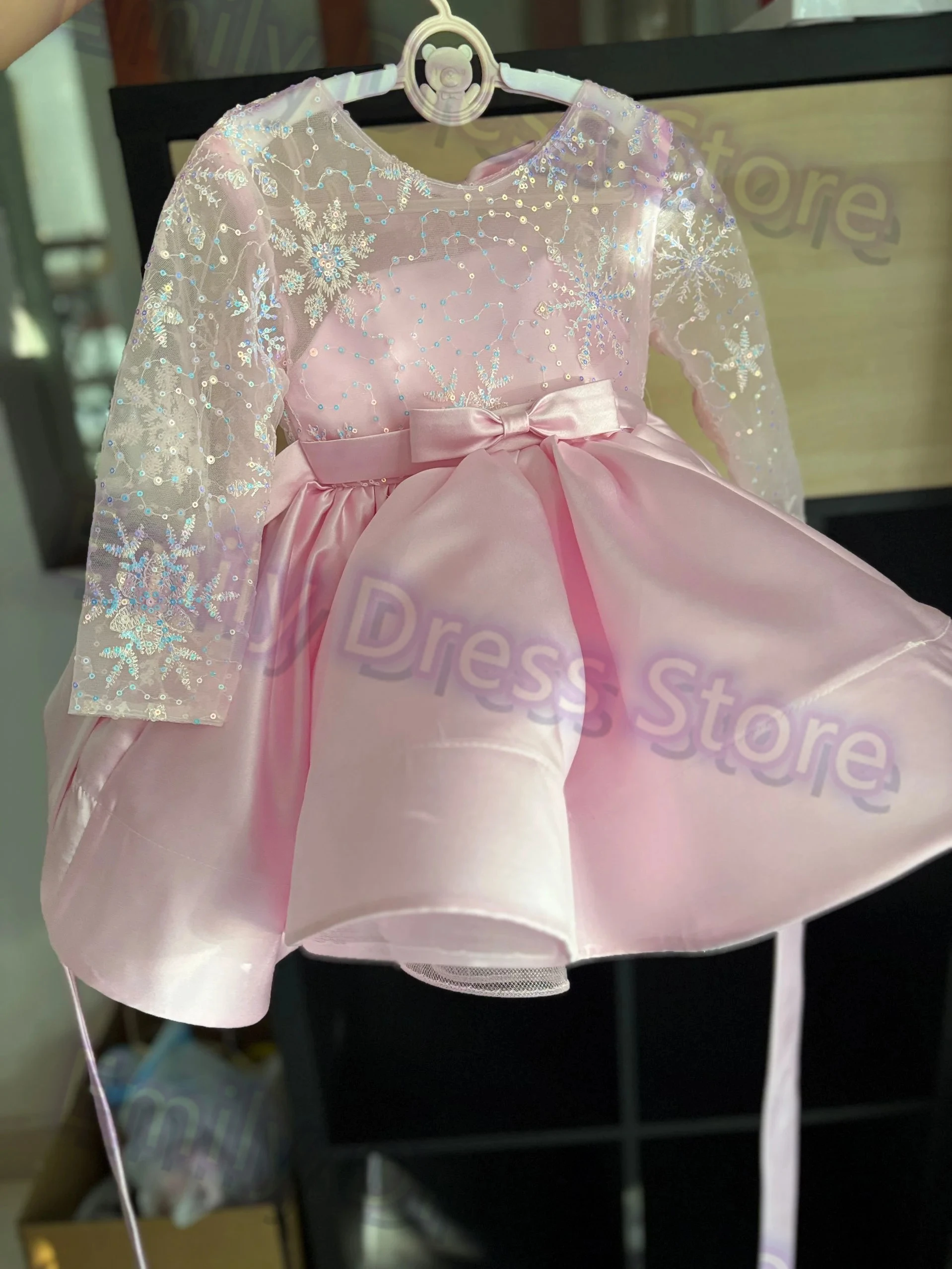 Aangepaste roze bloemenmeisje jurk voor bruiloft satijn gezwollen applique volledige mouwen baby kinderen verjaardag eerste communie jurk