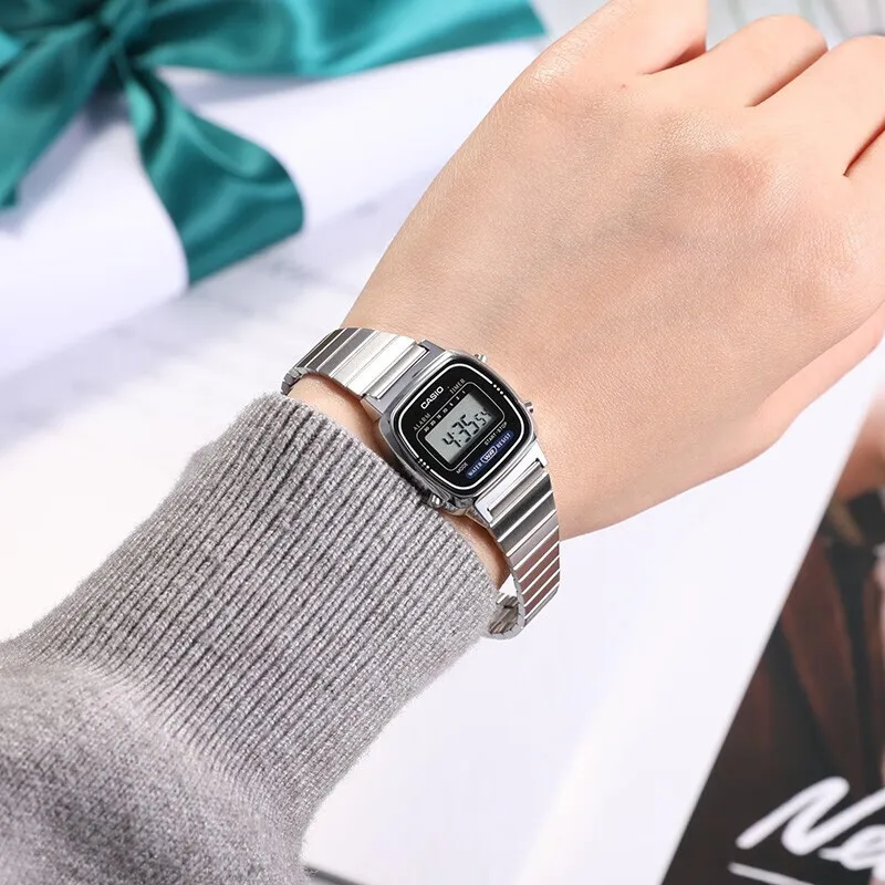 ساعة كاسيو للرجال بمينا صغير كلاسيكية مربعة كلاسيكية LED وشاشة رقمية وحركة كوارتز وساعات عصرية للطلاب