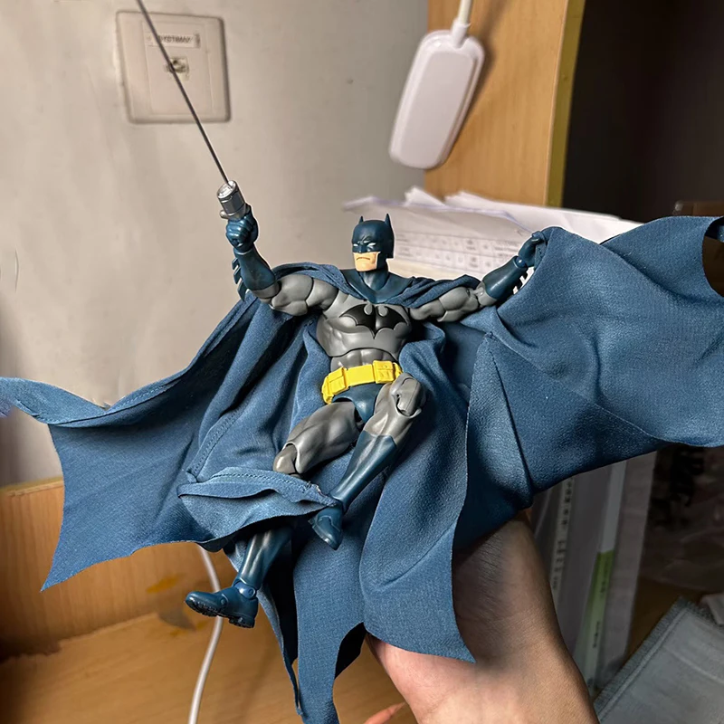 جديد في المخزون مافيكس 105 النسخة الهزلية هش باتمان الأزرق العدالة الدوري عمل الشكل للأطفال جمع لعبة هدية الكريسماس #4