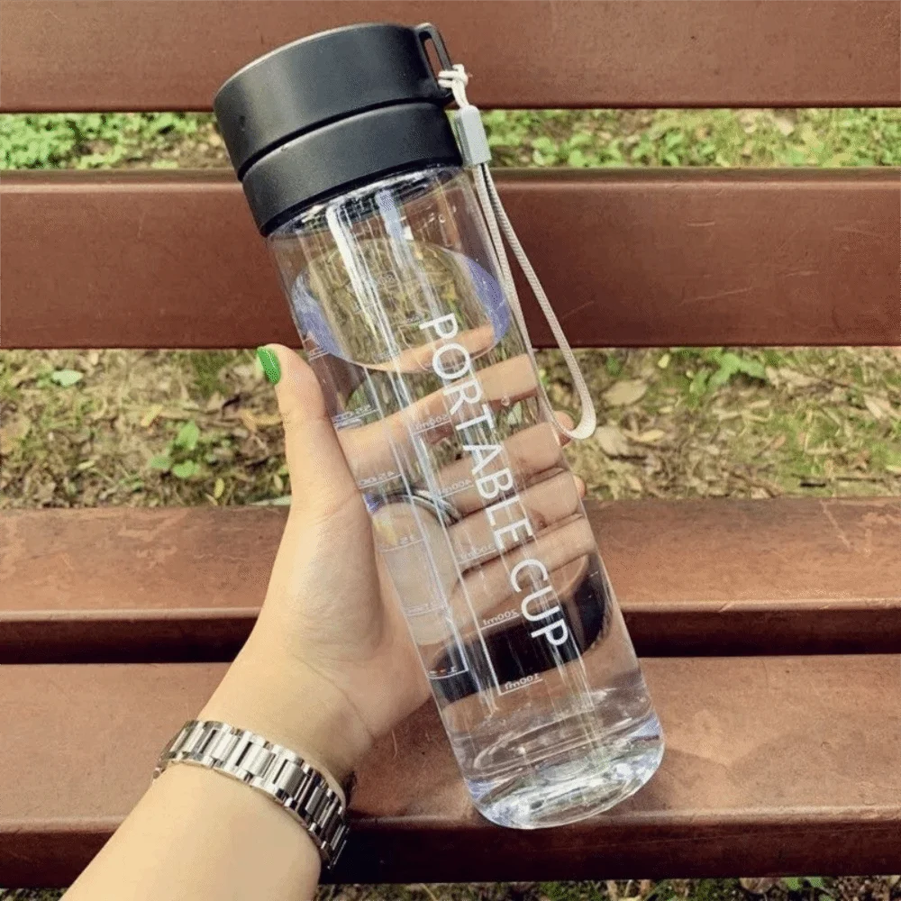 Tragbarer Transparenter Wasserbecher 800ML mit Trageriemen Sportwasserflasche Große Kapazität Mattierter Plastikbecher Reise