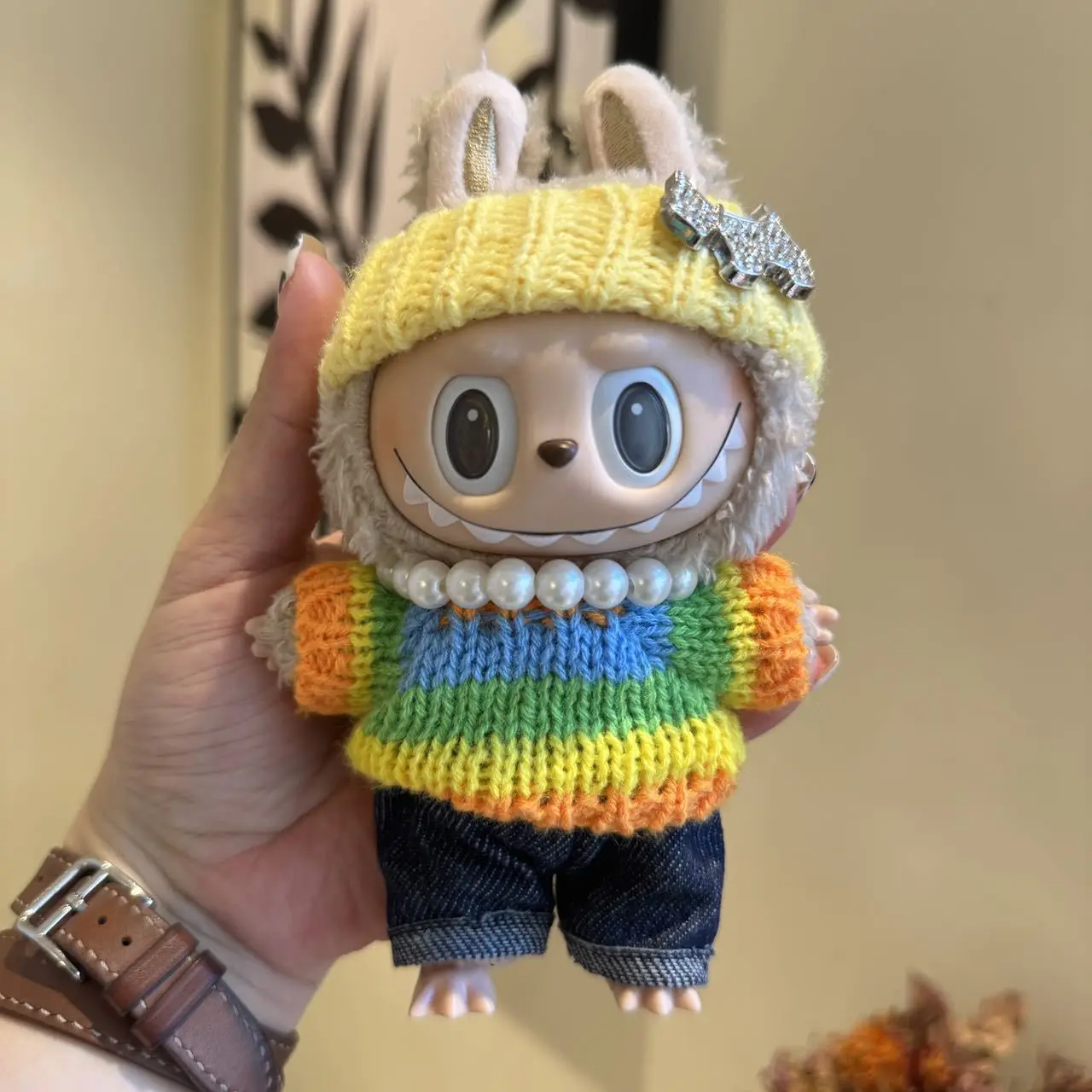 

Clothes For Labubu 15/17Cm Dolls Gen 1-3 Yellow Knit Hat With Diamond Decorations Pearl Chain Colorful Sweater Jeans