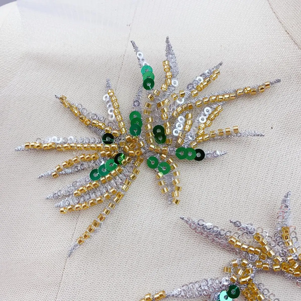 2 Stück. Abendkleid mit losen Blumen, silbergrünen Pailletten, goldenen Perlen, Spitze, handgefertigtes DIY-Accessoire. – Detail 6