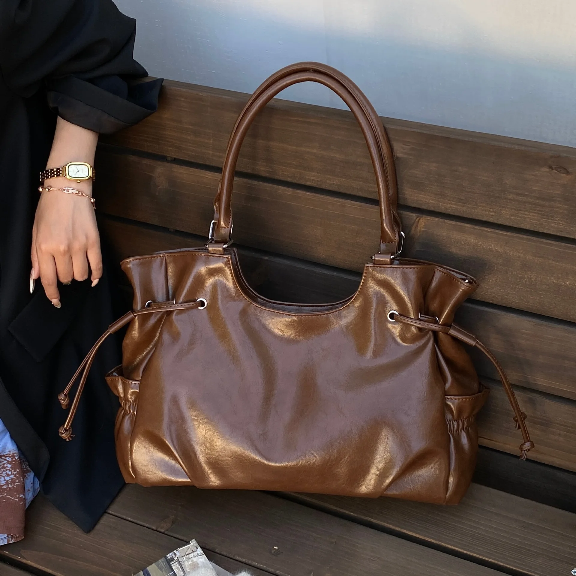 

Large Capacity Women's Tote Bag Crossbody Bag Retro Versatile Single Shoulder Handbag Soft Bucket Shape Neutral Minimalist Style