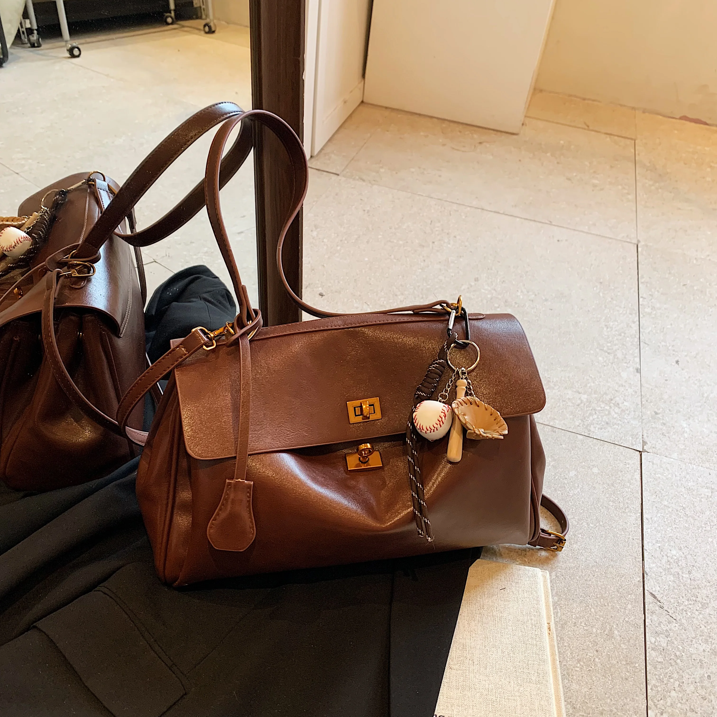 

Commuting to work under the armpit tote bag female autumn and winter high-grade sense of large-capacity single shoulder bag