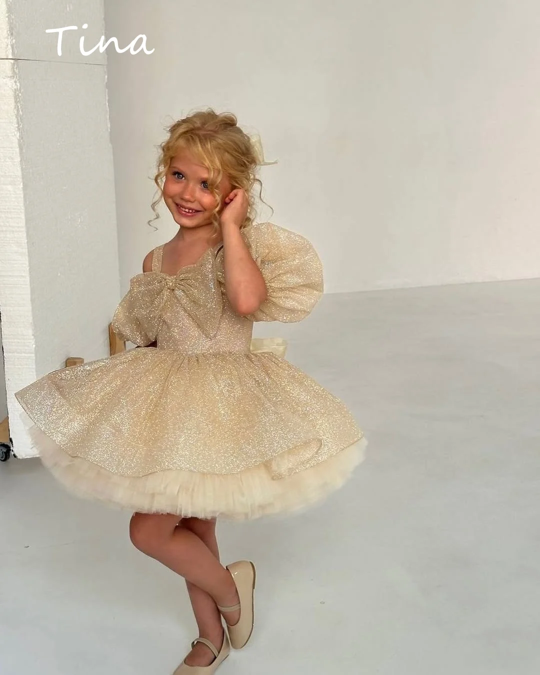Princess Flower Girl Dress for Wedding Shiny with Bow Puffy Knee Lenght Infant Baptism Gowns First Communion Gowns Custom