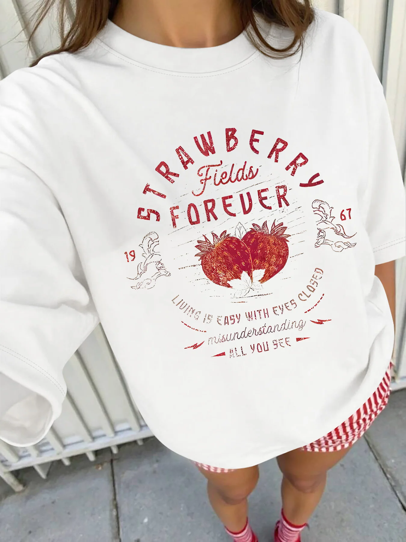 Camiseta de manga corta de talla grande: estampado retro de fresa "Strawberry Fields Forever", múltiples opciones de colores
