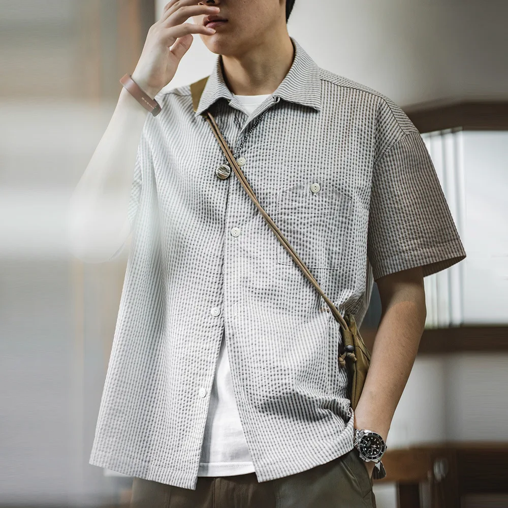 

Мужская летняя футболка Maden Casual American Sport из фактурной ткани Bubble Cloth с воротником-стойкой, свободного кроя