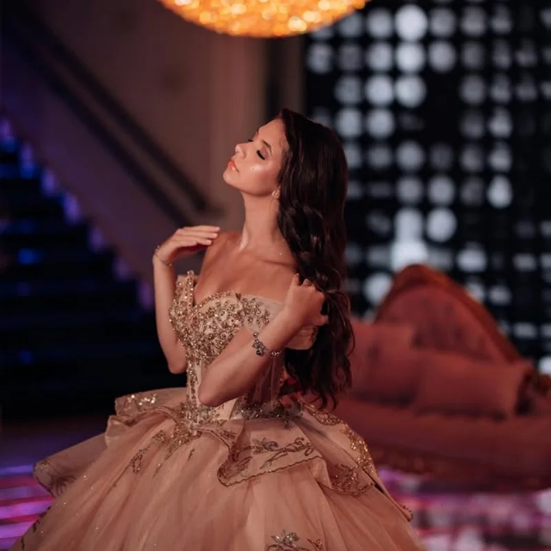 Maßgeschneiderte Champagnerfarbene Quinceanera-Kleider aus der Schulter, Pailletten-Applikation, Kristall, langer Schwanz, Schleife, Vestido 15, Quinceanera