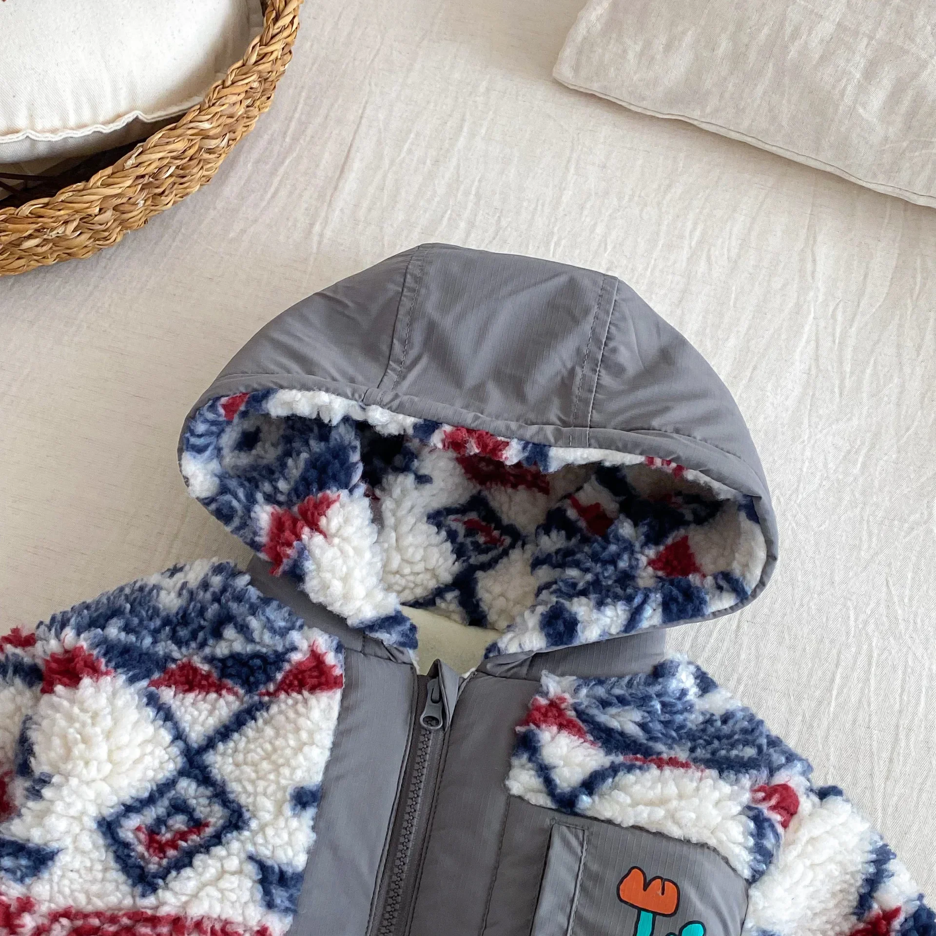 سترة شتوية بغطاء للرأس للأولاد مبطنة بالصوف معطف دافئ للأطفال ملابس خارجية عصرية مع بطانة سميكة ونمط عتيق