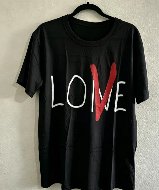 2026 new Loose large-sized street style outfit for both men and women Chest logo LOVE Matched with a red V-shape pattern T-shirt